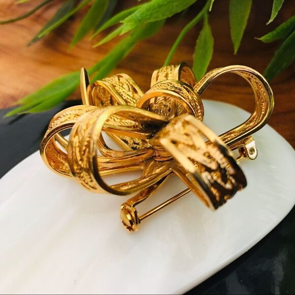 Vintage 3d Ribbon BowTextured Gold Tone Brooch 4303 - Picture 4 of 6